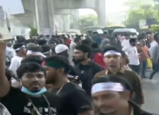 আগারগাঁওয়ে মোবাইল ব্যবসায়ীদের সড়ক অবরোধ, যান চলাচল ব্যাহত