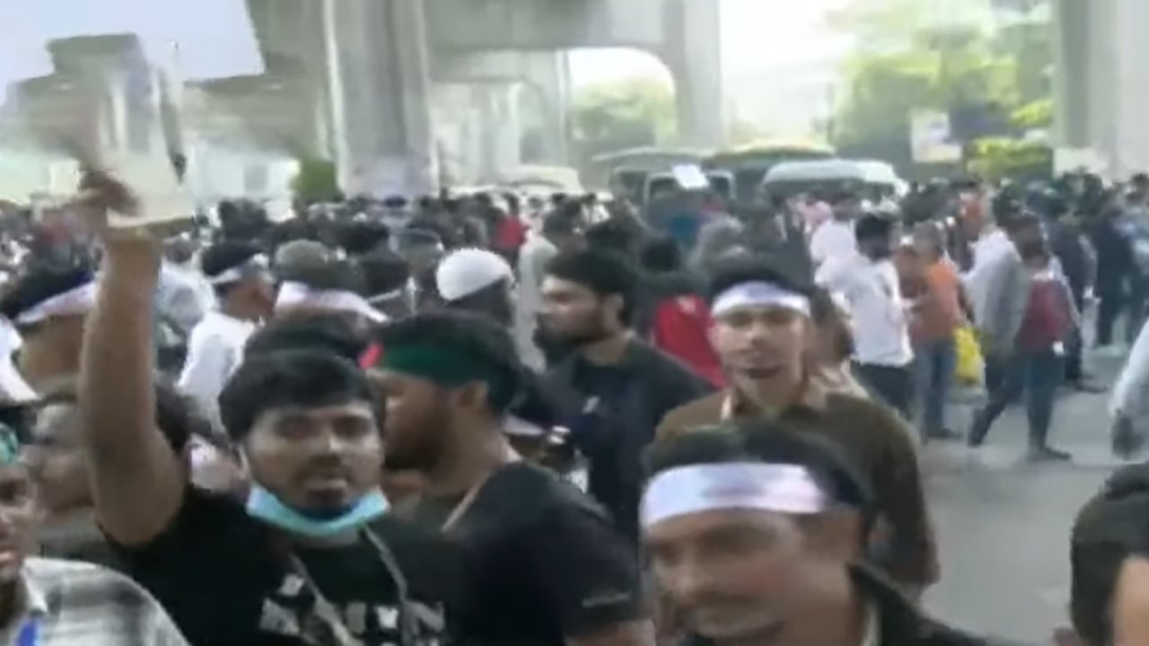 আগারগাঁওয়ে মোবাইল ব্যবসায়ীদের সড়ক অবরোধ, যান চলাচল ব্যাহত