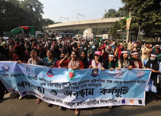 সাত কলেজ নিয়ে আন্দোলন জটিল, শিক্ষা ভবনে অবরোধ