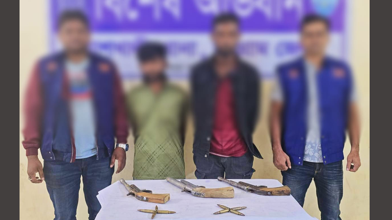 টেম্পুর ভেতর লুকানো আগ্নেয়াস্ত্র, দুইজন গ্রেপ্তার