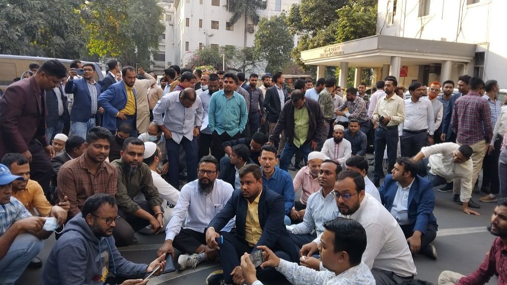 সচিবালয়ে আন্দোলনকারী ১৪ কর্মচারী সাময়িক বরখাস্ত