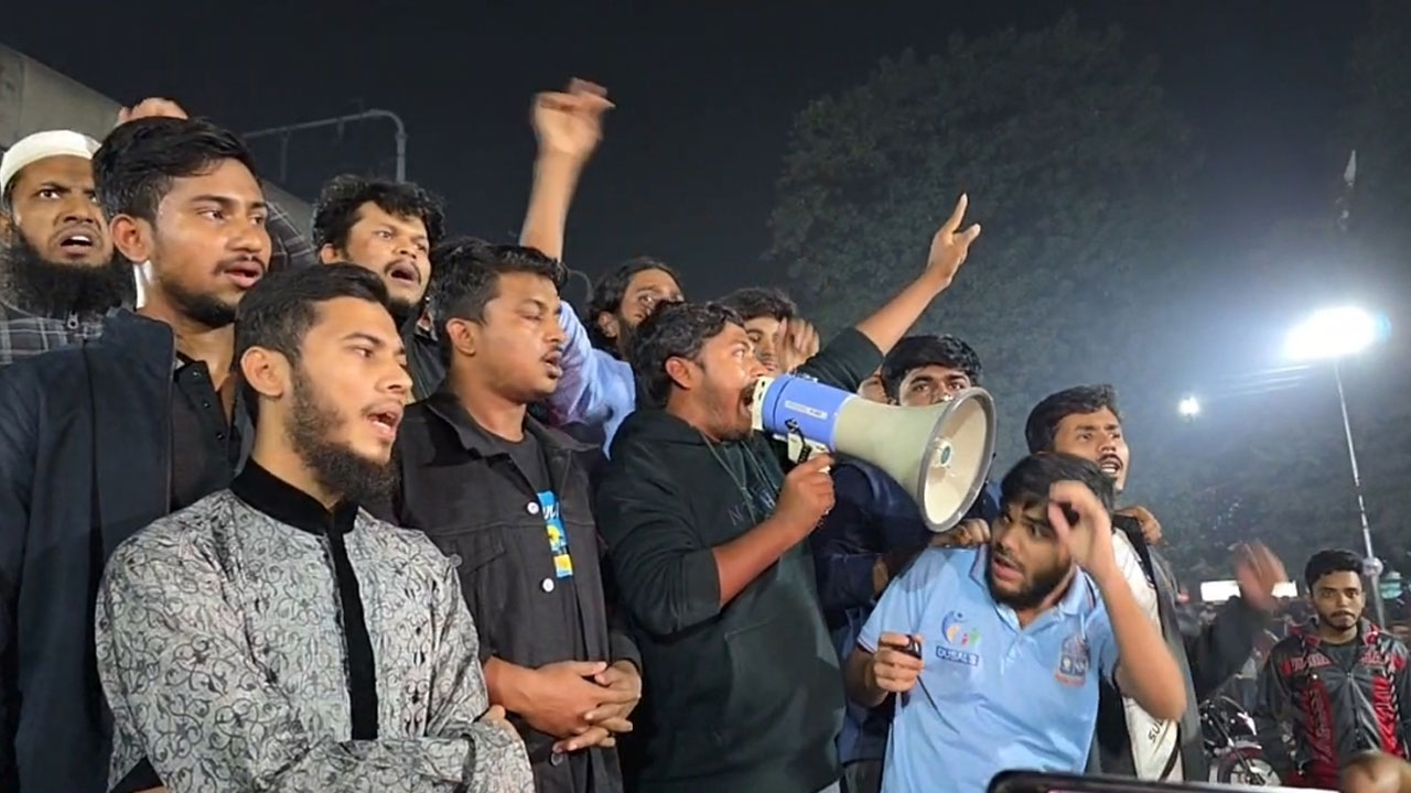 হাদি হত্যার বিচার দাবিতে ঢাবিতে শিক্ষার্থীদের বিক্ষোভ