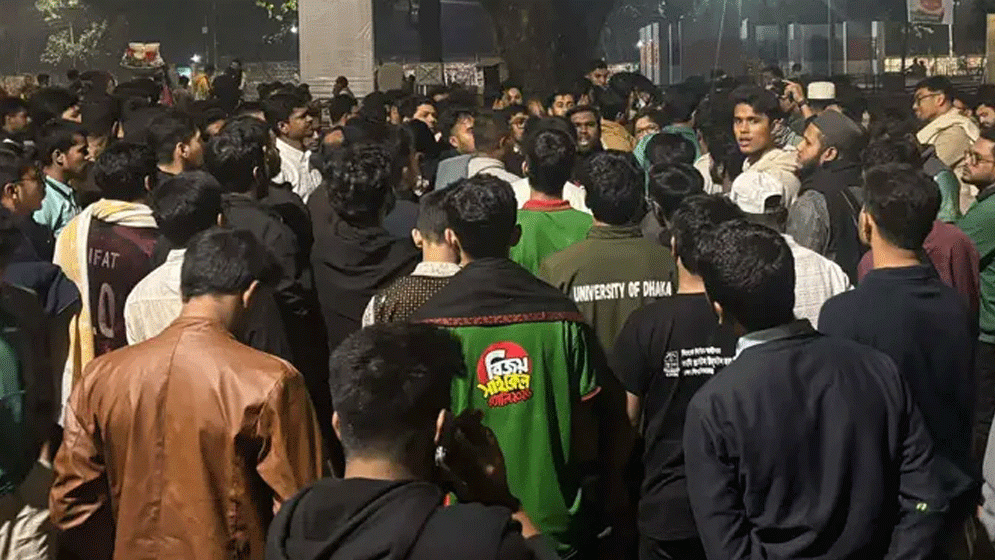 শরিফ ওসমান হাদির মৃত্যুতে ঢাবি ভিসি চত্বরে শিক্ষার্থীদের সমাবেশ