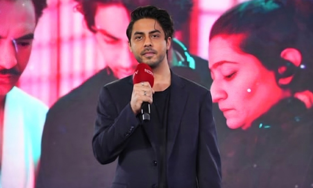 বাবাকে নয়, প্রথম পুরস্কার মাকে উৎসর্গ করলেন আরিয়ান