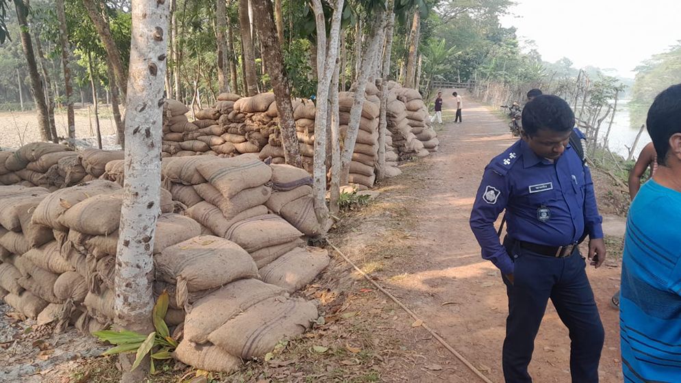 রাস্তার পাসে পড়ে আছে ৪৫০ বস্তা আলূ, মালিকের খোজ নেই