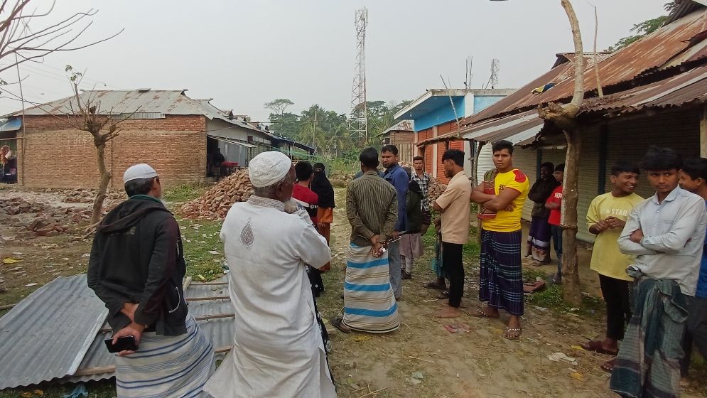 রাতের আধারে বিএনপি নেতার বিরুদ্ধে জমি দখলের অভিযোগ