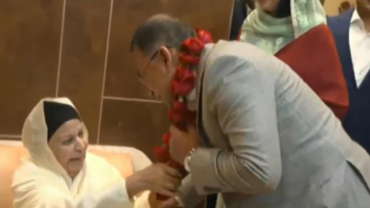 জামাইকে ফুলের মালা দিয়ে স্বাগত জানালো শাশুড়ি