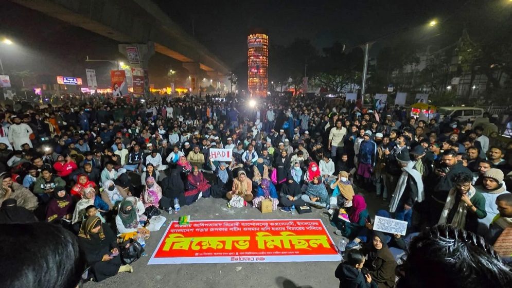 শাহবাগে ইনকিলাব মঞ্চের অবরোধ, রাতভর অবস্থানের ঘোষণা