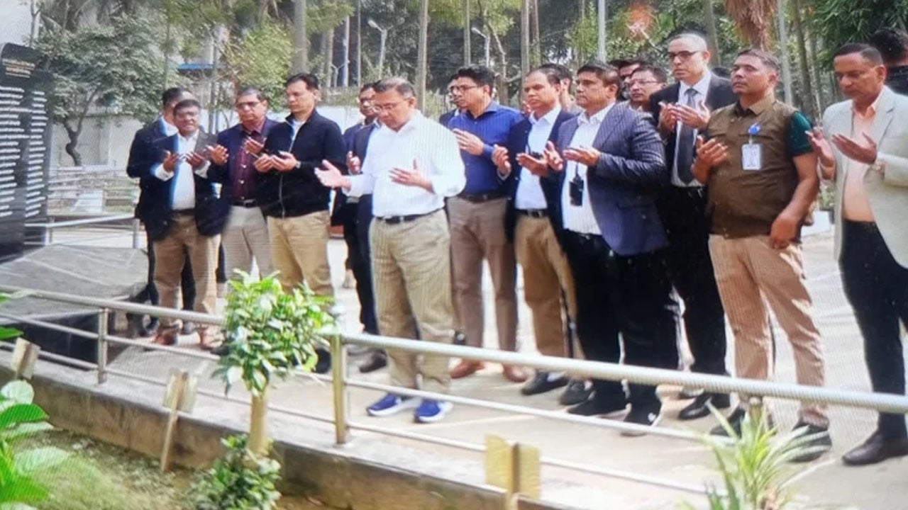 পিলখানা ট্র্যাজেডির শহীদদের কবর জিয়ারত করলেন তারেক রহমান