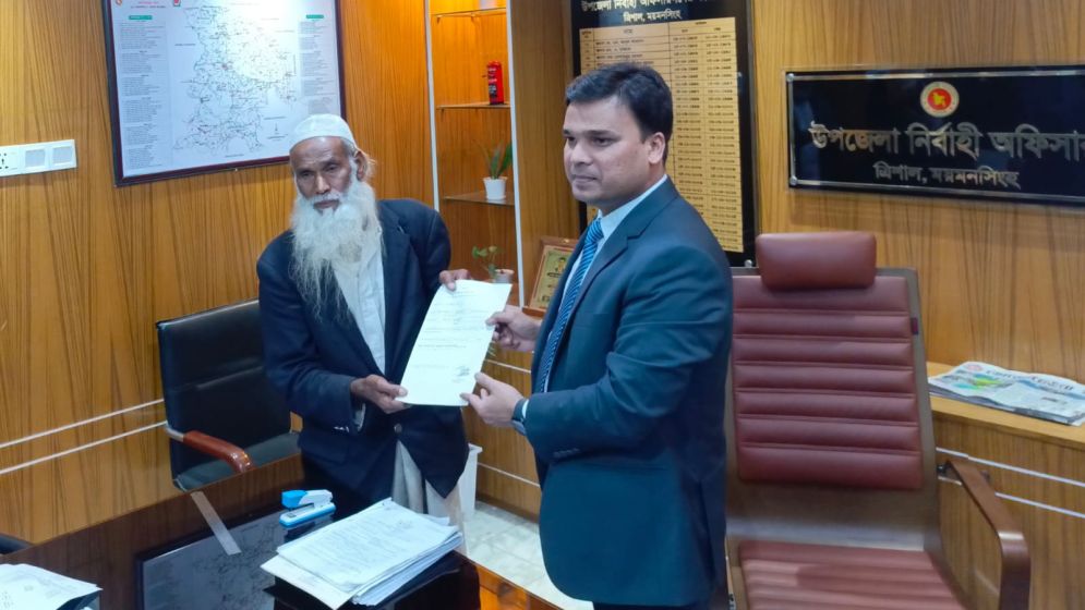 ভিক্ষুক মুনসুর এমপি হতে চান, জমা দিলেন মনোনয়নপত্র