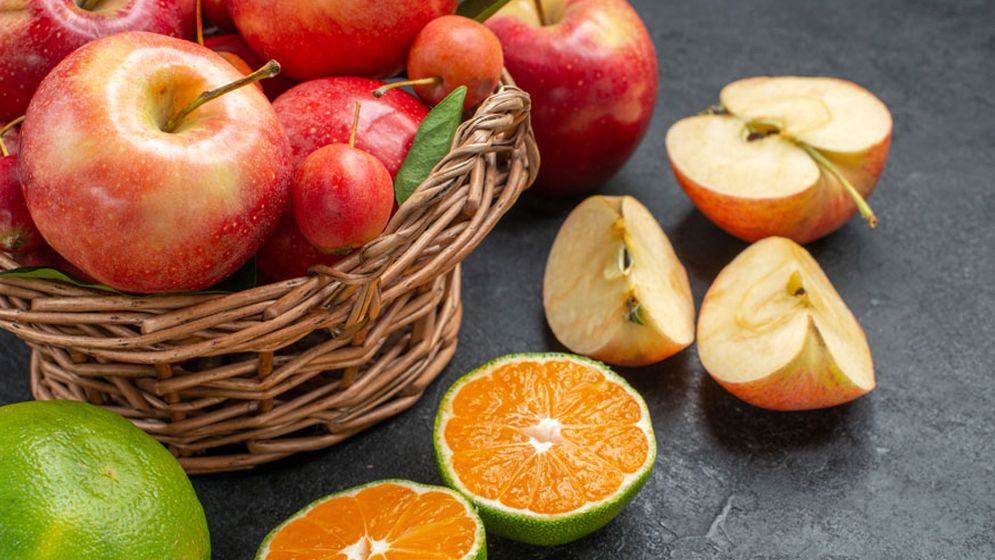 শীতে রোগ প্রতিরোধে আপেল নাকি কমলা কোনটি কার্যকর?
