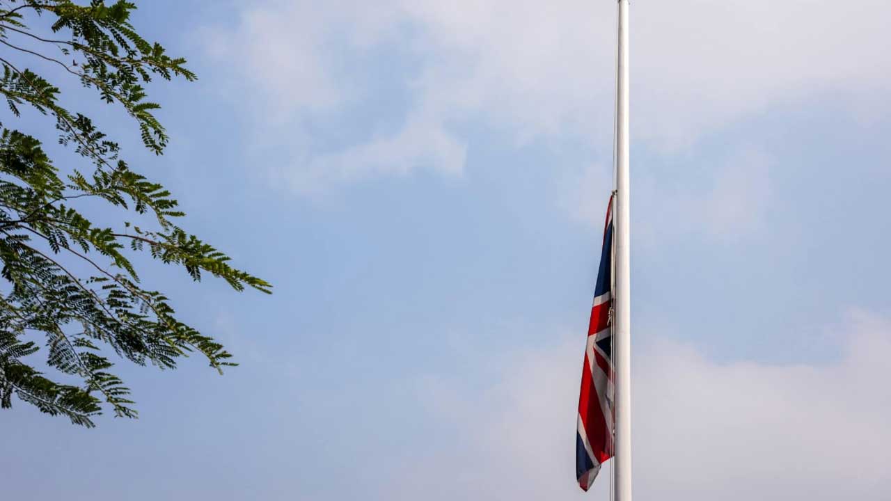 খালেদা জিয়ার সম্মানে ব্রিটিশ হাইকমিশনে পতাকা অর্ধনমিত