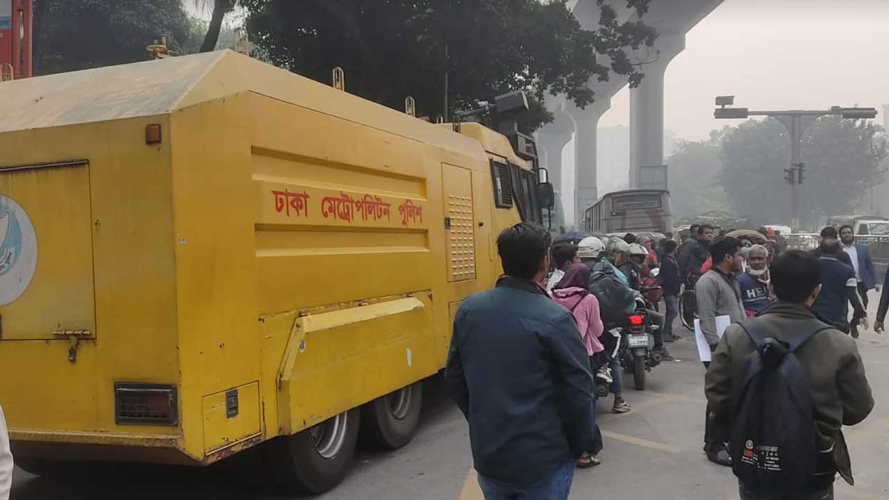 কারওয়ান বাজারে মোবাইল ব্যবসায়ীদের অবরোধে পুলিশের লাঠিপেটা