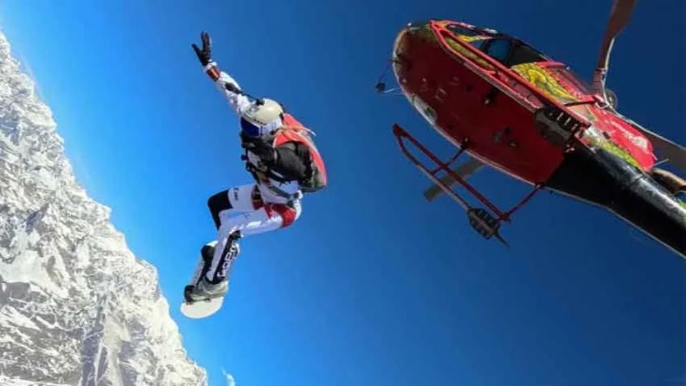 ২০ হাজার ফুট উচ্চতা থেকে লাফ দিয়ে গিনেস রেকর্ড