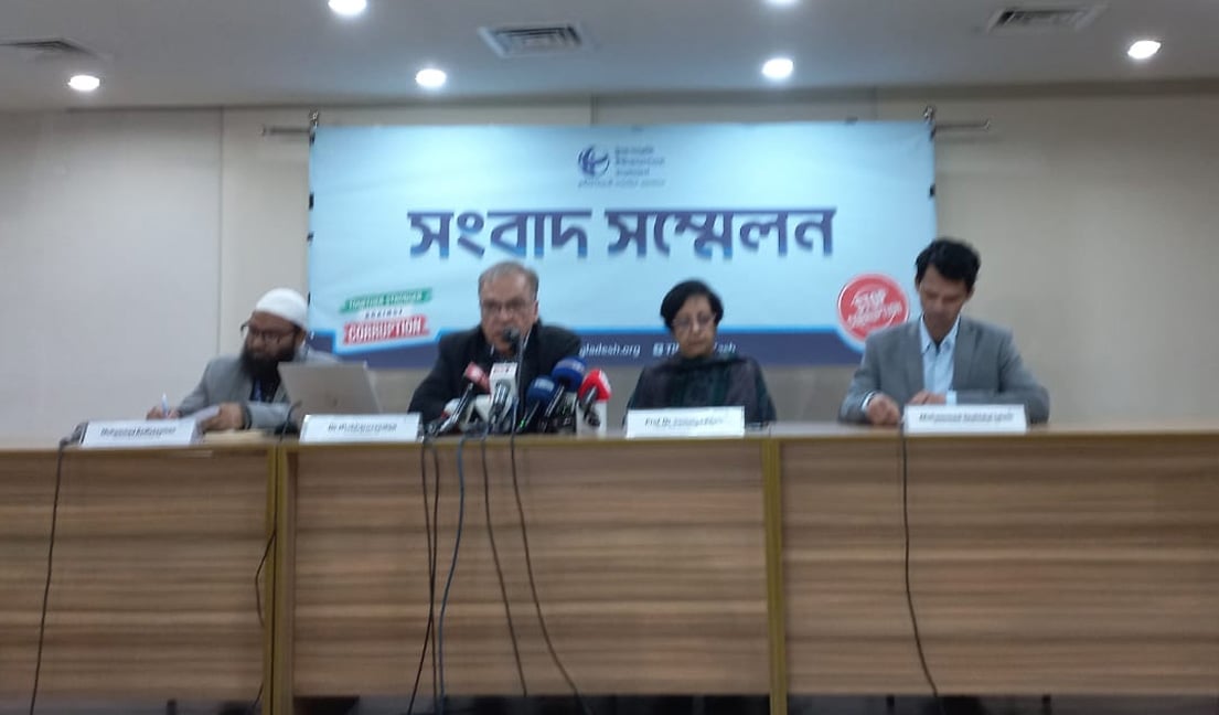 সরকার আমলাতন্ত্রের কাছে আত্মসমর্পণ করেছে: টিআইবি