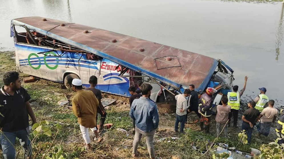 কুমিল্লায় বাস খাদে পড়ে দুই নিহত, পাঁচ আহত