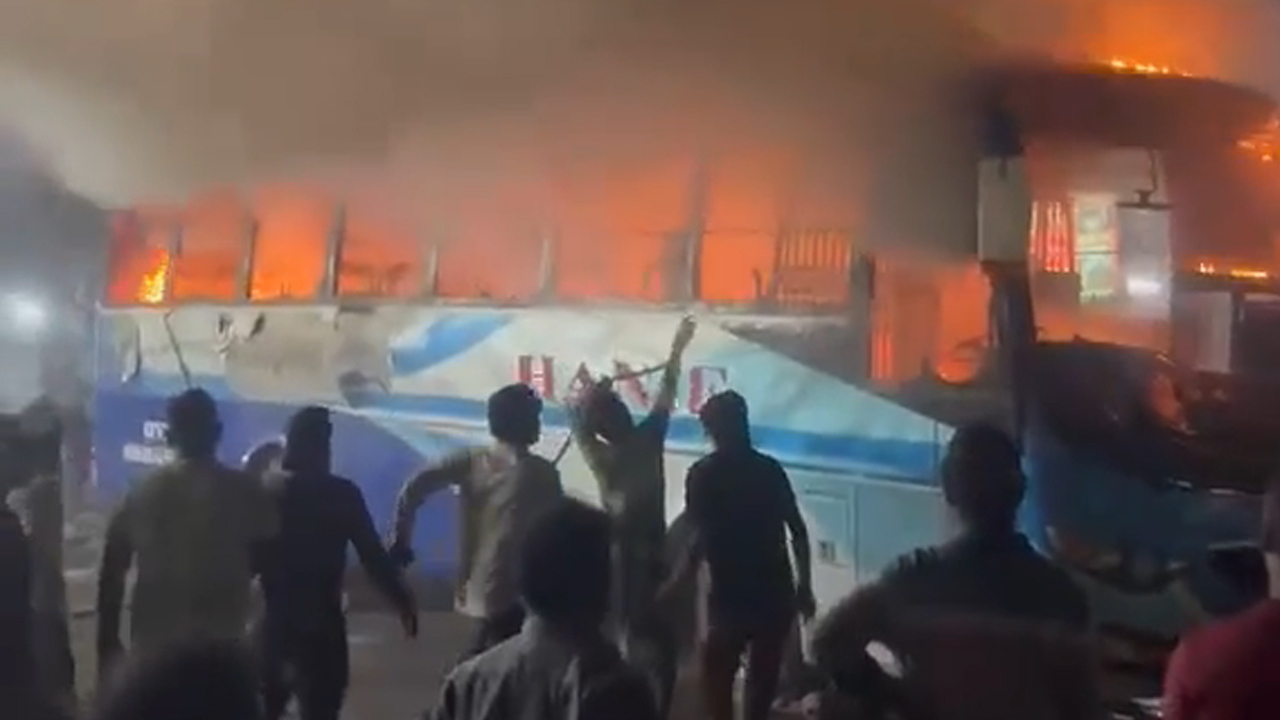 সাভারে হানিফ পরিবহনের বাসে আগুন, ক্ষতি ২০ লাখ টাকা