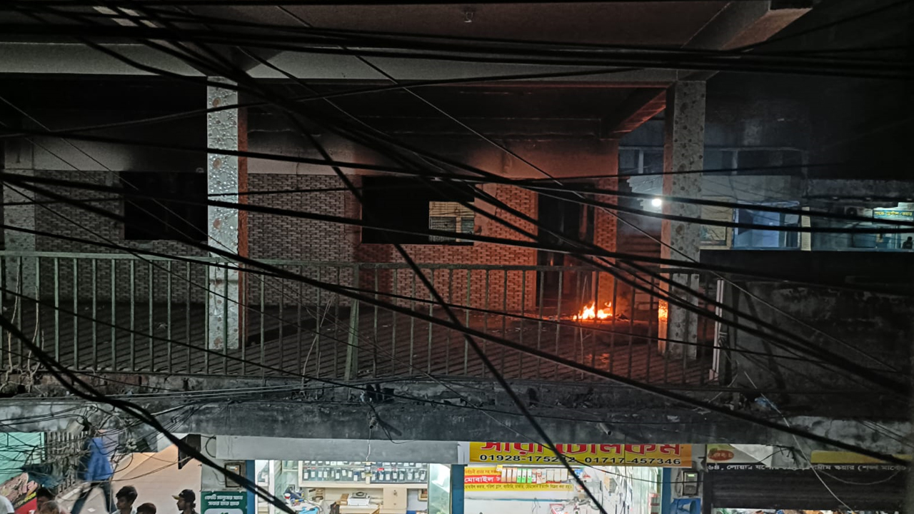 খুলনায় আওয়ামী লীগ কার্যালয়ে বিকেলে মাল্যদান, রাতে অগ্নিসংযোগ