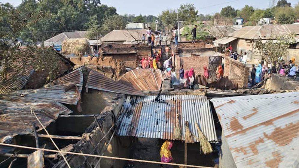 চাঁপাইনবাবগঞ্জে চার্জার বিস্ফোরণে চারটি বাড়িতে আগুন