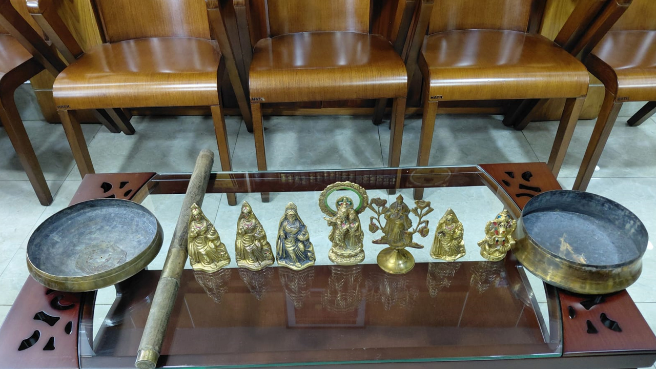 নওগাঁয় পুকুর থেকে পিতলের মূর্তি ও বাটি উদ্ধার