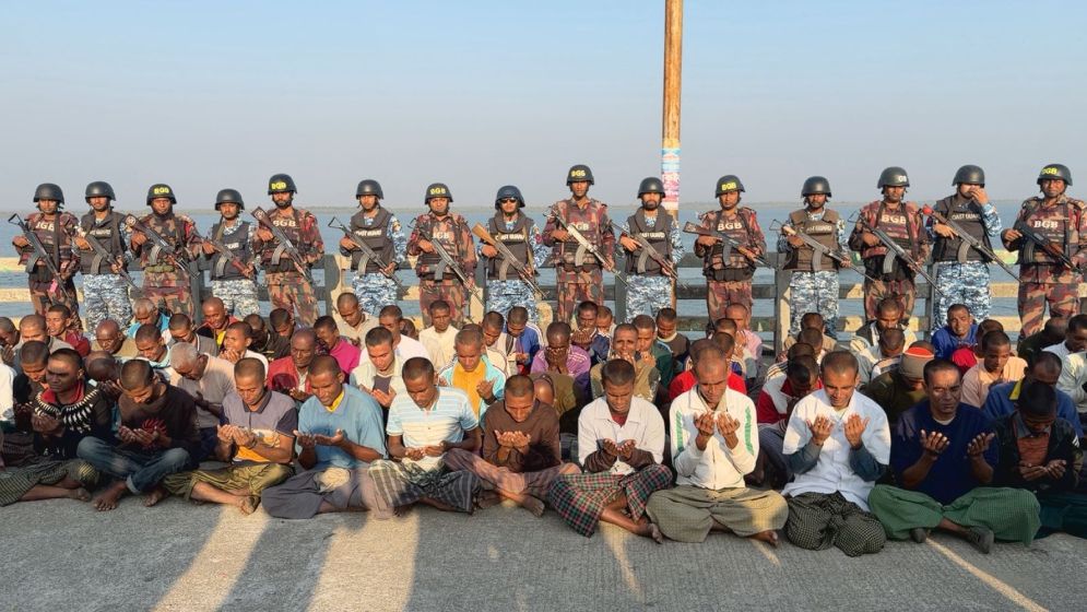 আরাকান আর্মির হাতে আটক ৭৩ জেলে দেশে ফিরল