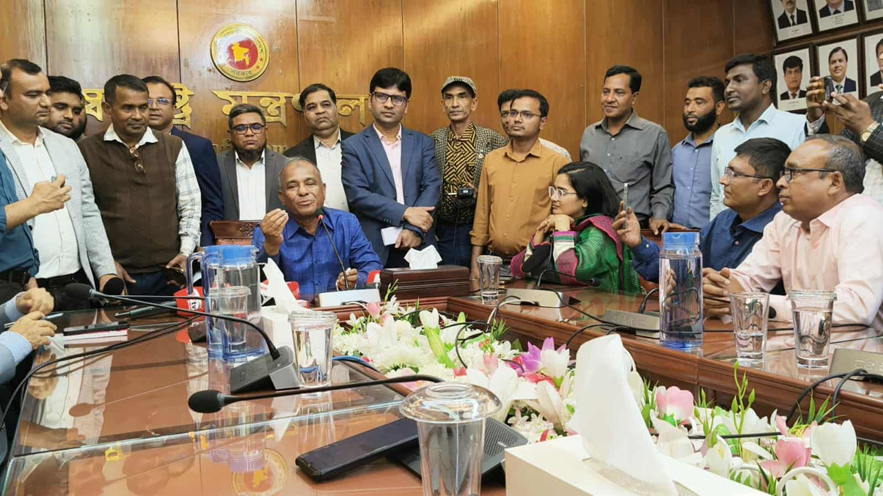 দায়িত্ব শেষে অবশ্যই দেশে থাকতে চাই : স্বরাষ্ট্র উপদেষ্টা