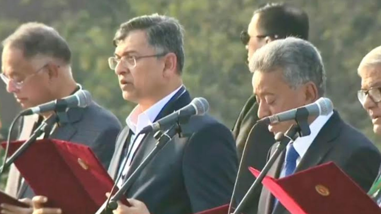 সালাহউদ্দিন আহমদ মন্ত্রী হিসেবে শপথ নিলেন, কক্সবাজারের প্রথম পূর্ণ মন্ত্রী