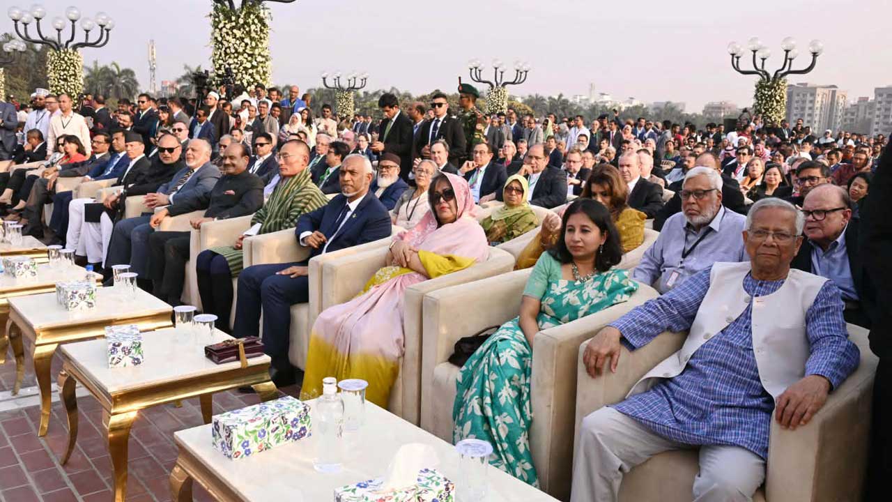 বিদায়ী প্রধান উপদেষ্টা শপথ অনুষ্ঠান প্রত্যক্ষ করলেন