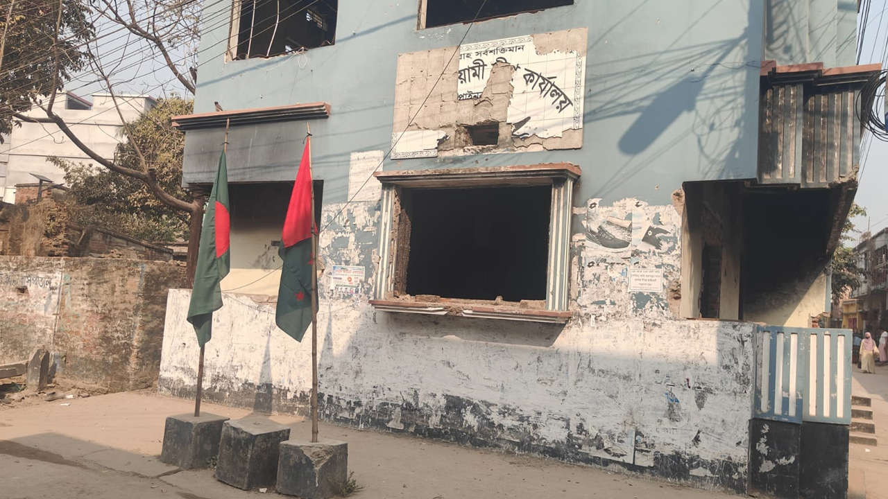 চাঁপাইনবাবগঞ্জে পরিত্যক্ত আওয়ামী লীগ কার্যালয়ে পতাকা উত্তোলন