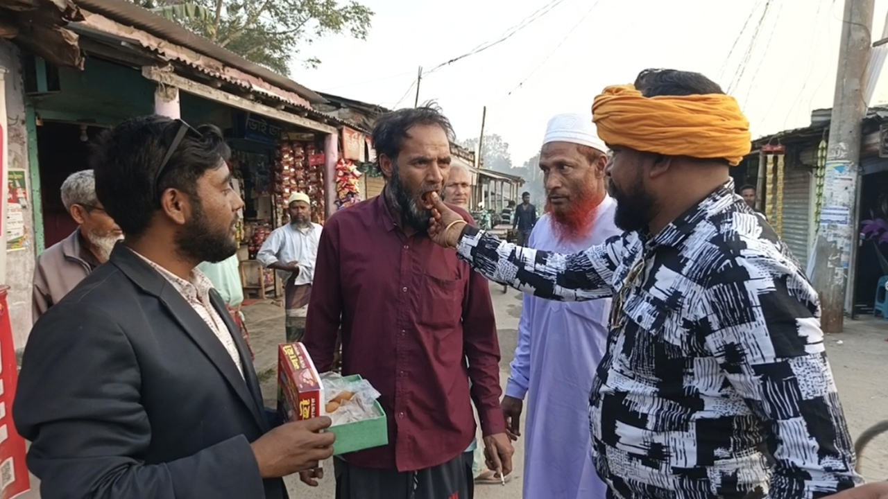 প্রতিমন্ত্রী হলেন ব্যারিস্টার পুতুল, এলাকায় মিষ্টি বিতরণ