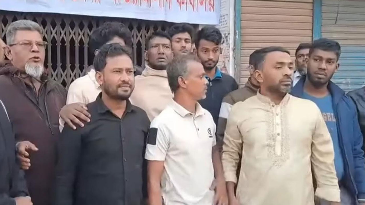 নোয়াখালীতে আ.লীগ কার্যালয়ে তালা ভেঙে ব্যানার টানালেন নেতাকর্মীরা, পুলিশ আটক ৫