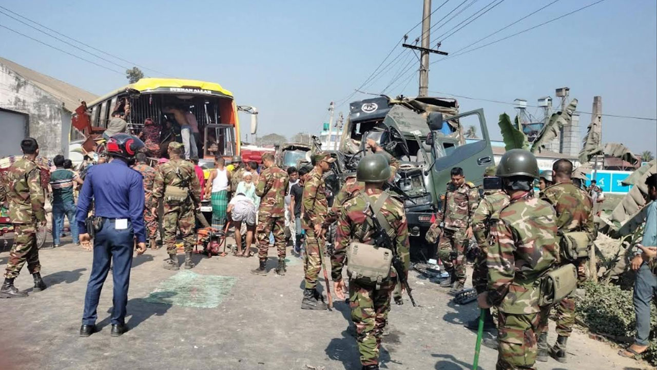 ময়মনসিংহে সেনাবাহিনীর ট্রাক-বাস সংঘর্ষে নিহত ২, আহত ১০