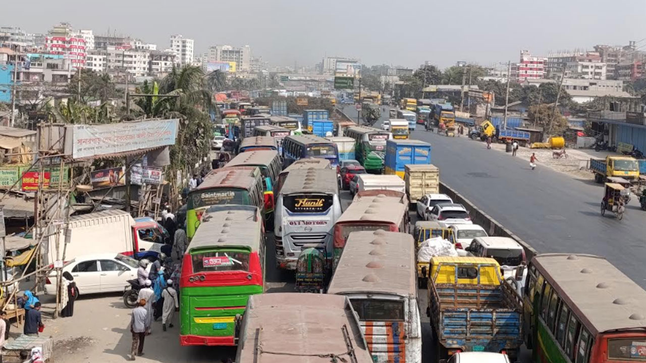 তিন মহাসড়কে টানা ৮ ঘণ্টার যানজট, যাত্রীদের ভোগান্তি