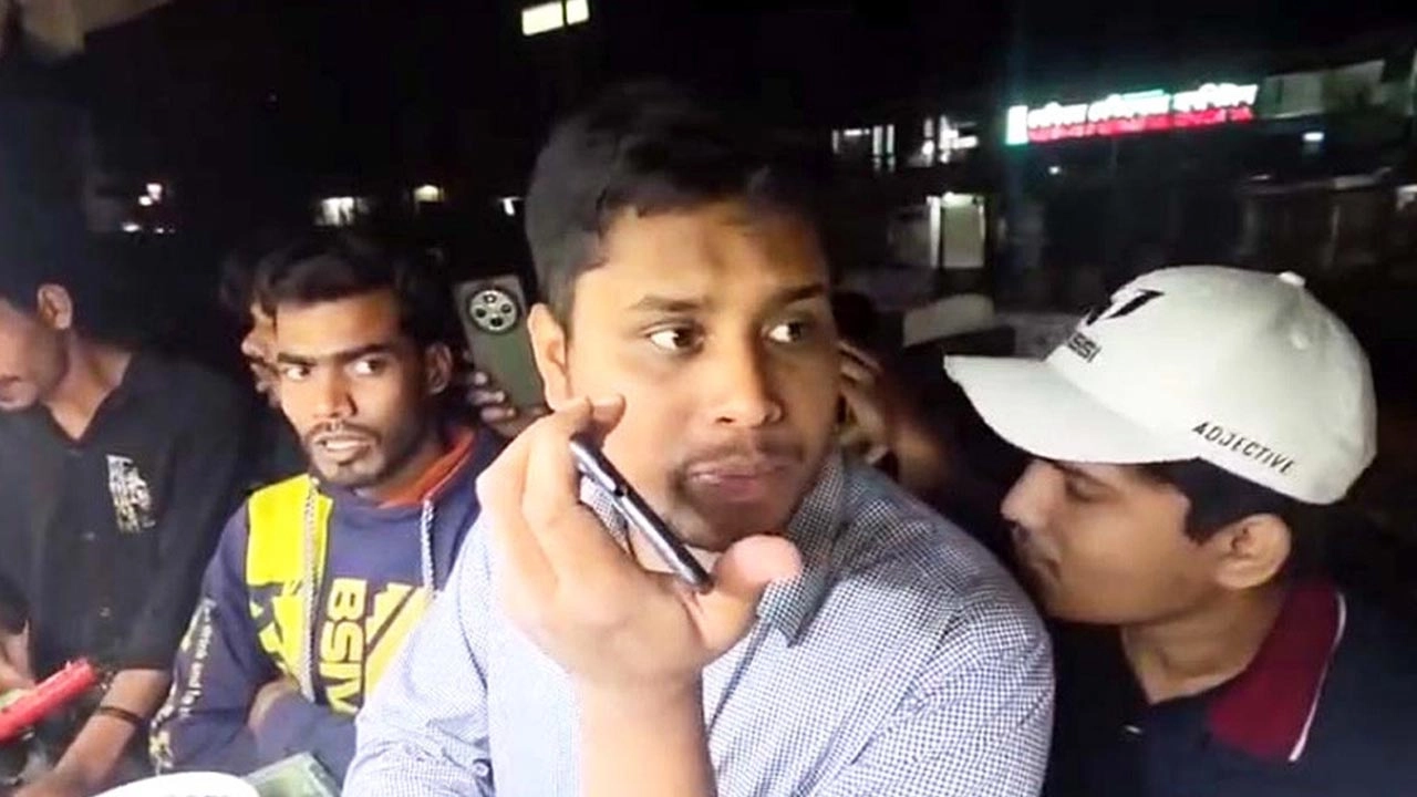 চাঁদাবাজির অভিযোগে ইজারাদারকে ফোনে হুঁশিয়ারি দিলেন হাসনাত আবদুল্লাহ