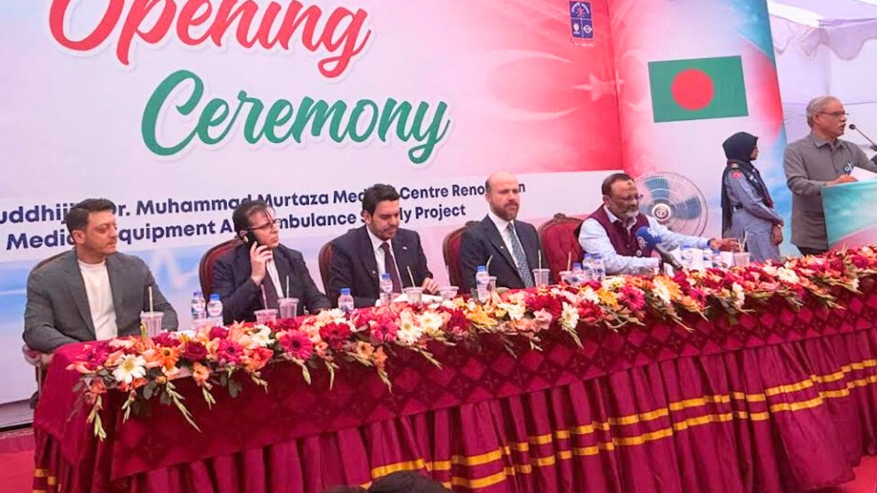 ঢাবিতে মেডিকেল সেন্টারের উন্নয়ন কাজের উদ্বোধনে মেসুত ওজিল