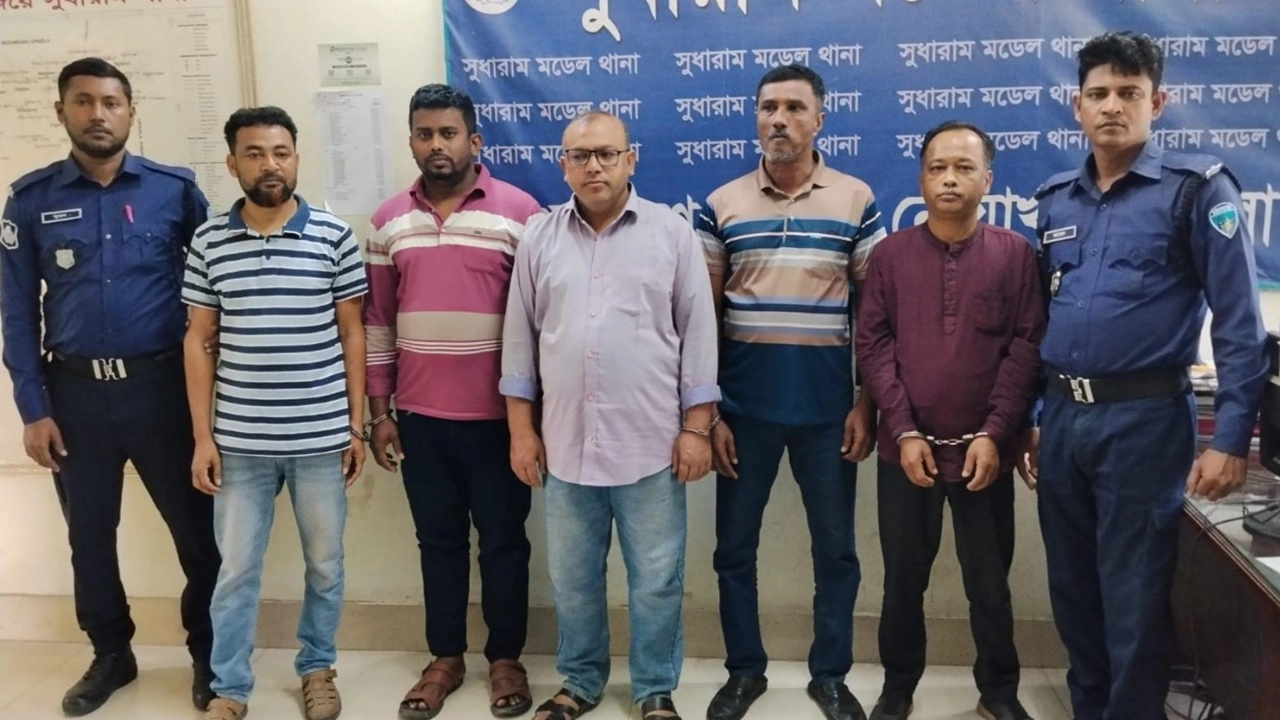 নোয়াখালীতে আ.লীগ কার্যালয়ে ব্যানার টাঙানোর চেষ্টা, গ্রেপ্তার ৫