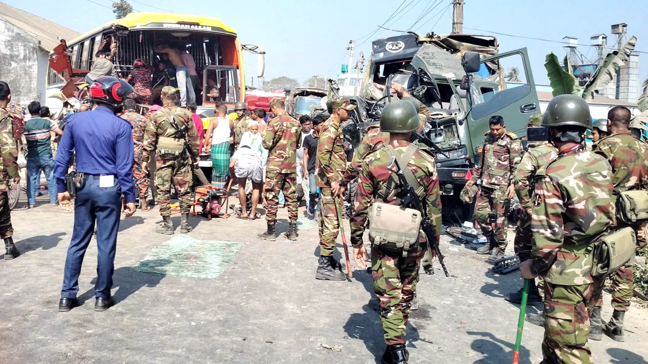ময়মনসিংহে সেনাবাহিনীর ট্রাক-বাস সংঘর্ষে দুই নিহতের পরিচয় মিলেছে