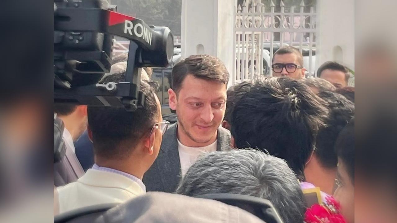 ঢাকা বিশ্ববিদ্যালয়ে বিশ্বকাপজয়ী মেসুত ওজিলের সফর