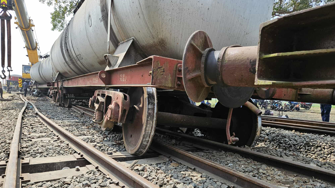 আমনুরায় তেলবাহী ট্রেনের চার ওয়াগন লাইনচ্যুত, যাত্রা বাতিল মহানন্দার