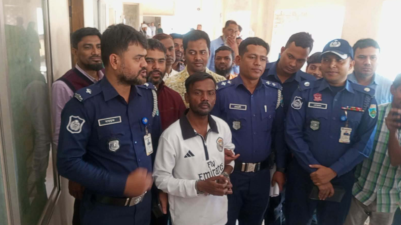 নায়িকা বানানোর আশ্বাস দিয়ে ধর্ষণ মামলায় হিরো আলম গ্রেপ্তার