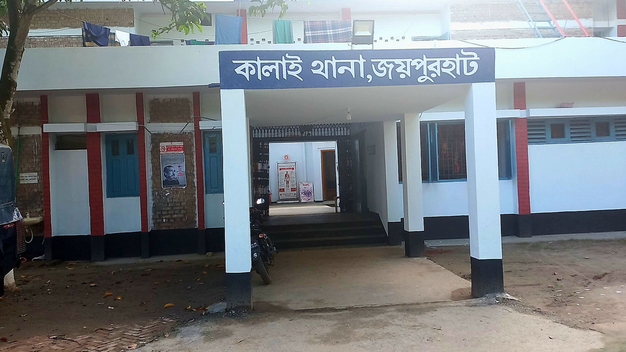 জয়পুরহাটে ভটভটি উল্টে ব্যবসায়ী নিহত