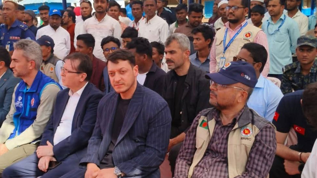 রোহিঙ্গা ক্যাম্পে মেসুত ওজিলের ইফতার ও ফুটবল খেলা