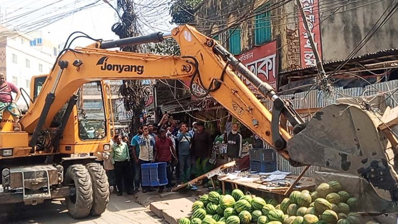 রমজানে যানজট কমাতে যশোরে ফুটপাত উচ্ছেদ অভিযান