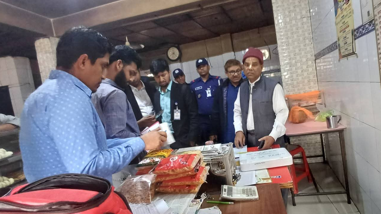 রাজবাড়ীতে অস্বাস্থ্যকর পরিবেশে খাদ্য সংরক্ষণে তিন প্রতিষ্ঠানকে জরিমানা