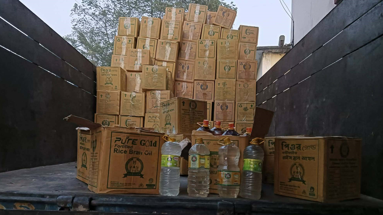 টিসিবির তেলের বোতলে পানির ঘটনায় ট্রাকচালক জরিমানা