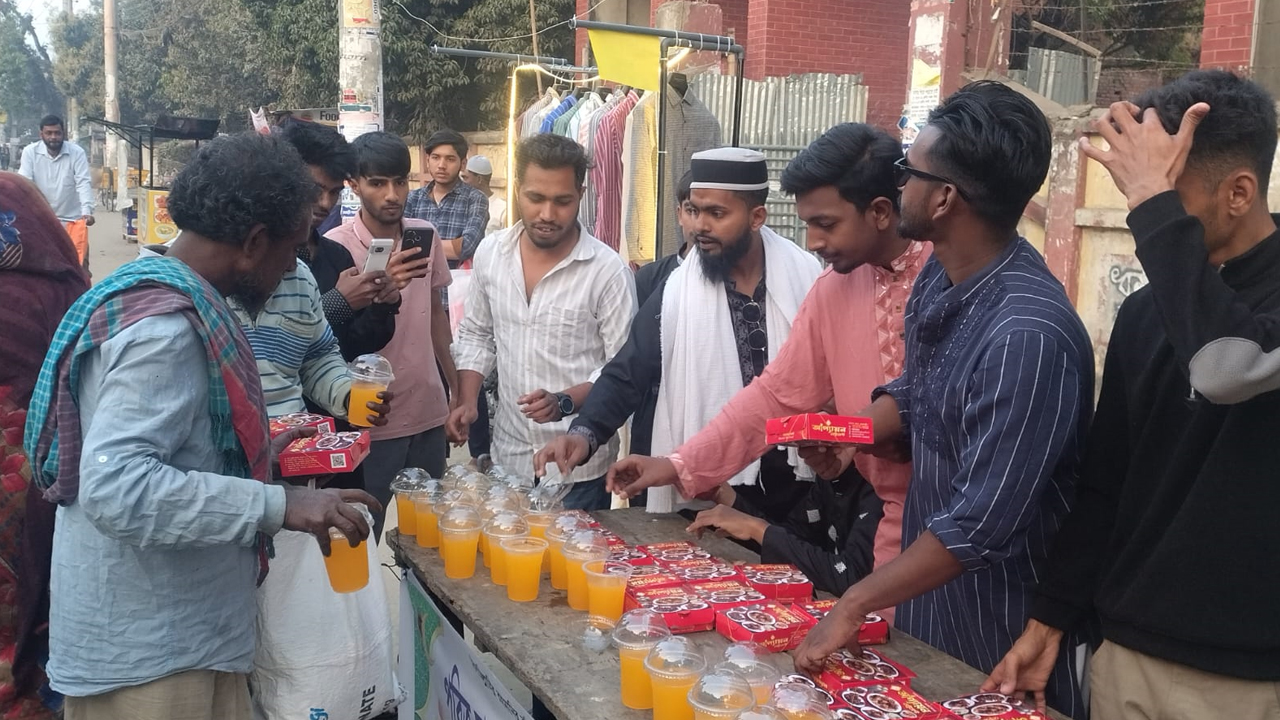 রাজবাড়ীতে শিক্ষার্থীদের উদ্যোগে দুই টাকায় ইফতার