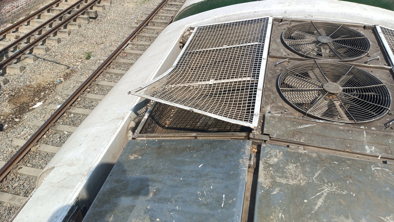 চলন্ত ট্রেন থেকে কনডেন্সার কয়েল চুরি, যাত্রীদের দুর্ভোগ