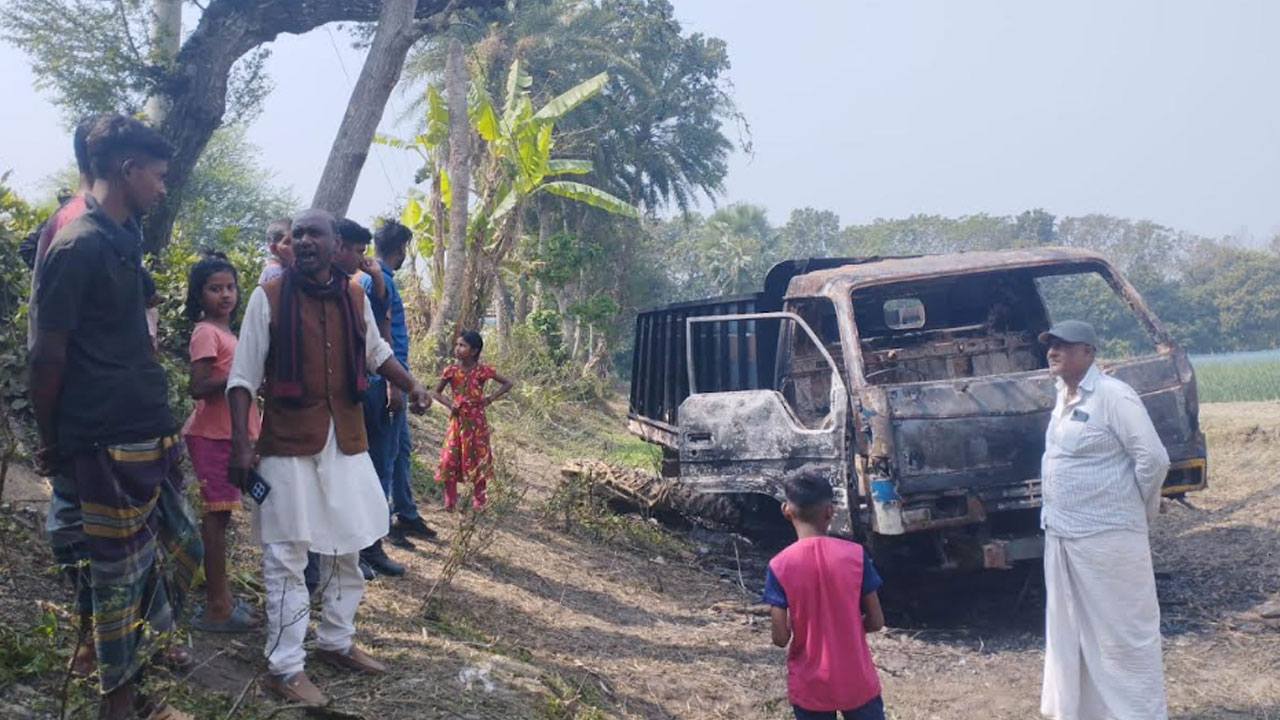 গরু চুরির ট্রাক পুড়িয়ে দিল গ্রামবাসী, চোর পালাল