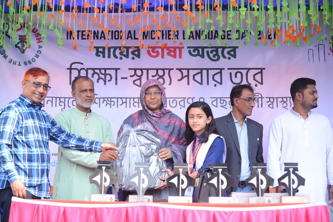 উলিপুরে পাঁচ স্কুলে ল্যাপটপ ও ৭০০ শিক্ষার্থীকে শিক্ষাসামগ্রী বিতরণ