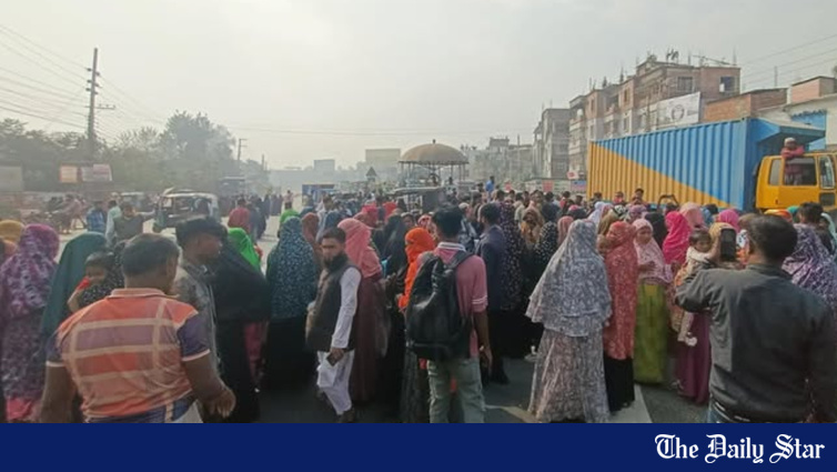 বগুড়ায় বাসের ধাক্কায় গৃহবধূ নিহত, মহাসড়ক অবরোধ